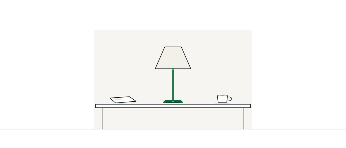 Ilustração editorial de abajur portátil sobre uma mesa com livro e copo, sem representar um modelo específico.