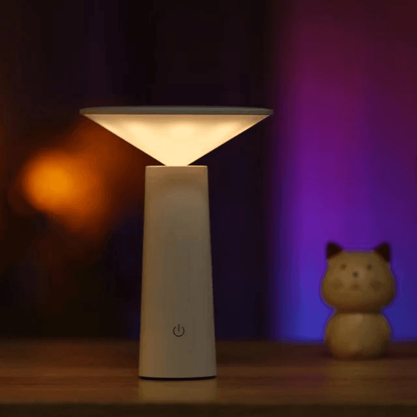 Peça clara acesa em luz amarelada, com um gato de brinquedo ao fundo