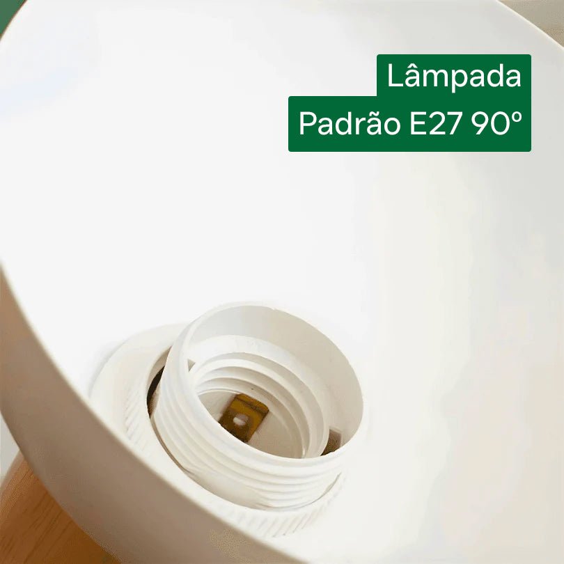 Soquete E27 branco no interior da cúpula branca, visto de perto