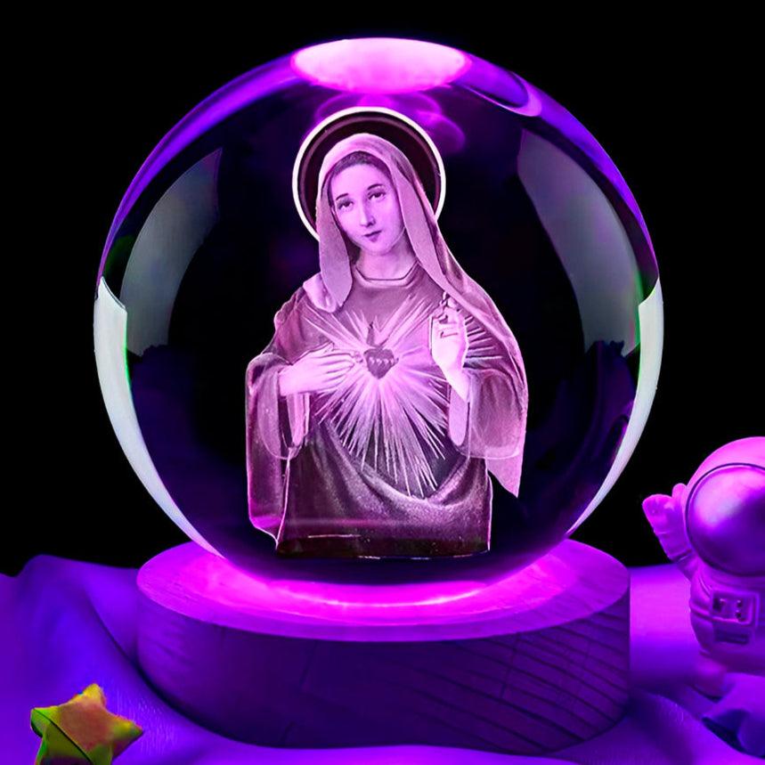 Esfera com a Virgem Maria acesa em roxo, ao lado de um astronauta de brinquedo