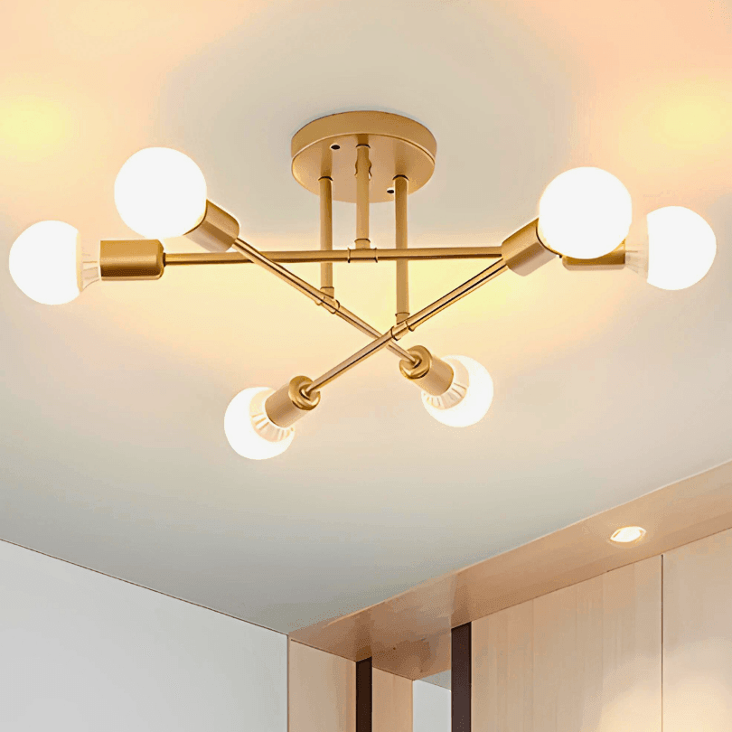 Lustre sputnik dourado com globos brancos acesos no teto, junto a um painel de madeira