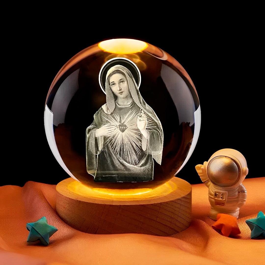 Esfera com a Virgem Maria acesa em âmbar, ao lado de um astronauta e estrelas