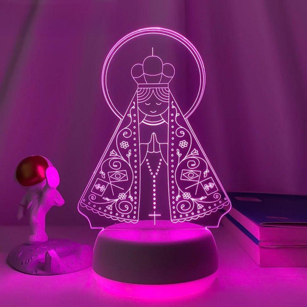 Nossa Senhora Aparecida acesa em rosa, sobre base baixa com luz saindo por baixo