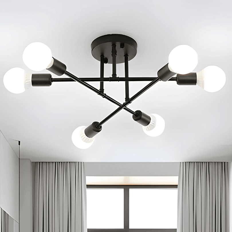 Lustre sputnik preto de hastes cruzadas aceso no teto, com cortinas cinza ao fundo