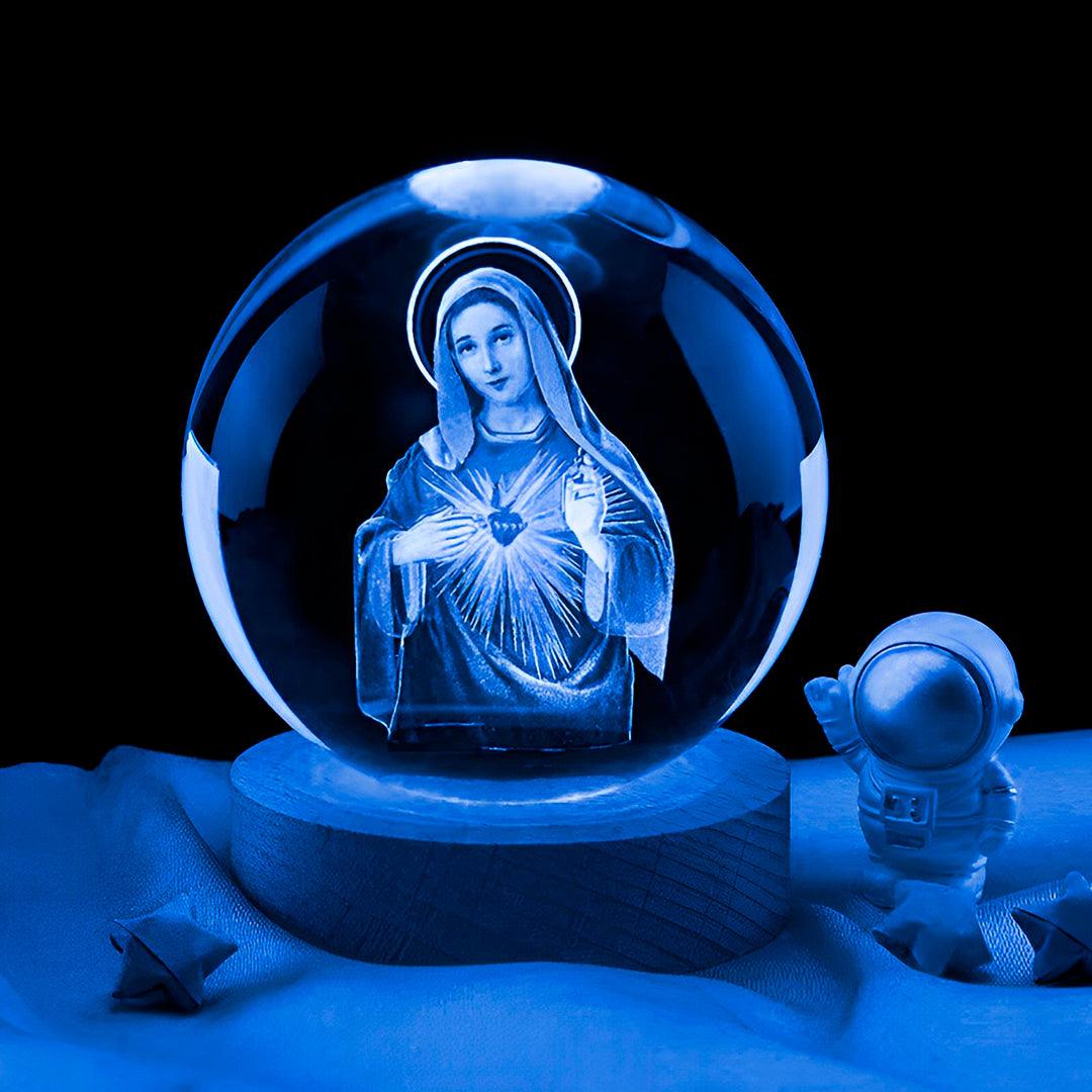 Esfera com a Virgem Maria acesa em azul, ao lado de um astronauta