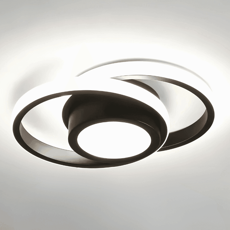 Plafon preto aceso em luz branca fria, com os aros brilhando no teto cinza