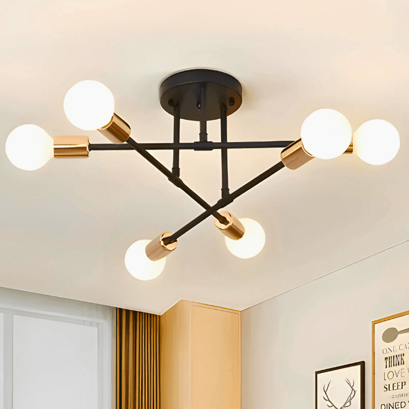 Lustre preto com soquetes dourados aceso no teto de um quarto com cortina e quadros