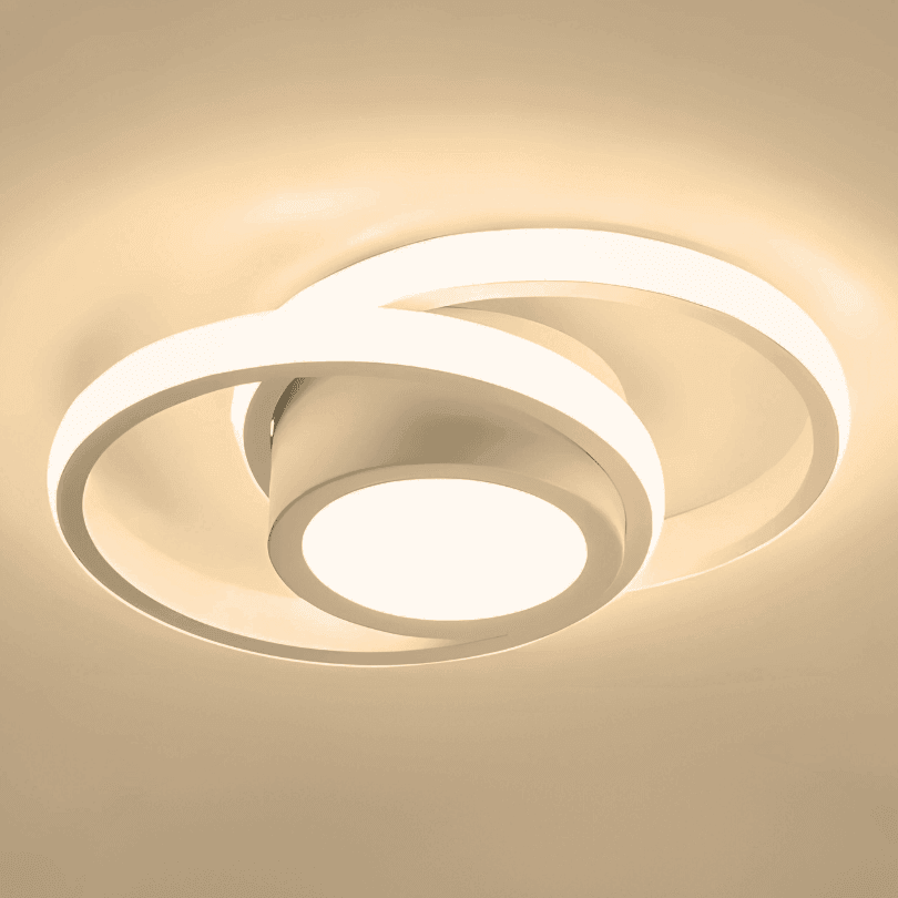 Plafon branco aceso em luz quente, com dois aros sobrepostos e disco central