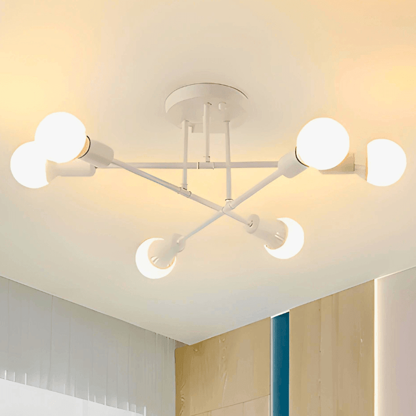 Lustre sputnik branco de hastes cruzadas aceso, com luz quente no teto claro