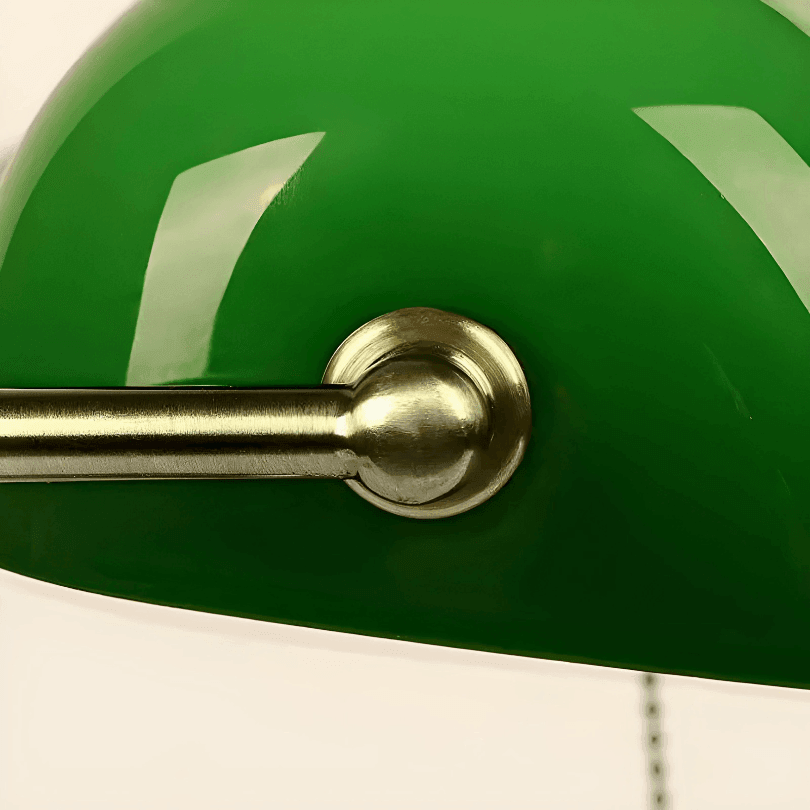 Vidro verde liso e brilhante da cúpula, com o pino de fixação dourado