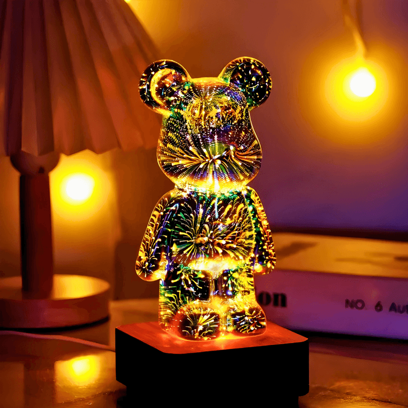 Urso de vidro aceso em penumbra, com fogos de luz e lâmpada desfocada ao fundo