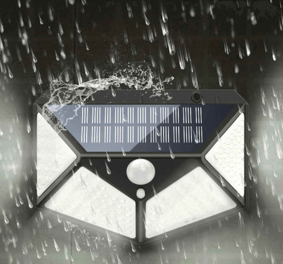 Luminária sob chuva, com água respingando no painel solar e nas faces de LED