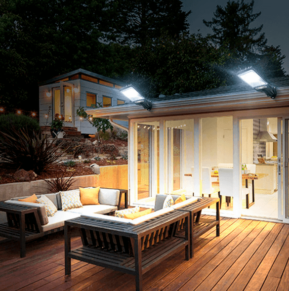 Refletor solar com sensor de presença aceso no beiral de uma casa, sobre o deck