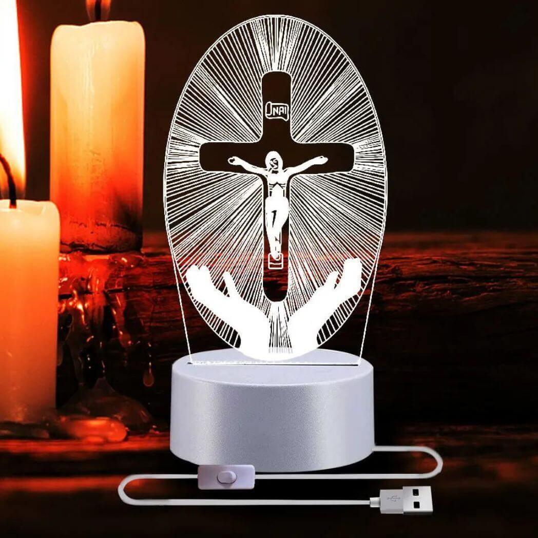 Painel aceso em branco com velas ao fundo, base clara e cabo USB com interruptor