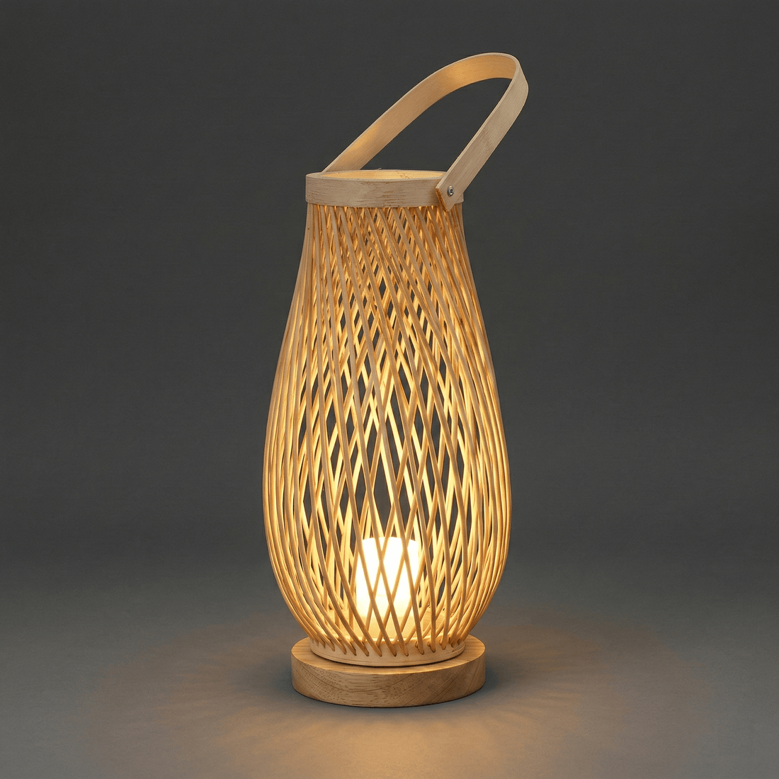 Lanterna de bambu acesa no escuro, com a luz brilhando entre as tiras cruzadas