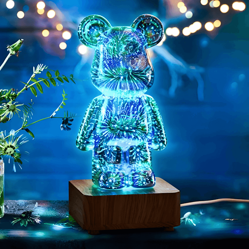 Urso de vidro aceso em azul, com riscos de luz e pontos desfocados ao fundo