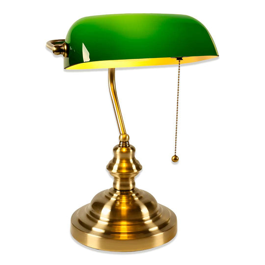 Abajur de banqueiro com cúpula verde inclinada para a frente, base dourada e correntinha