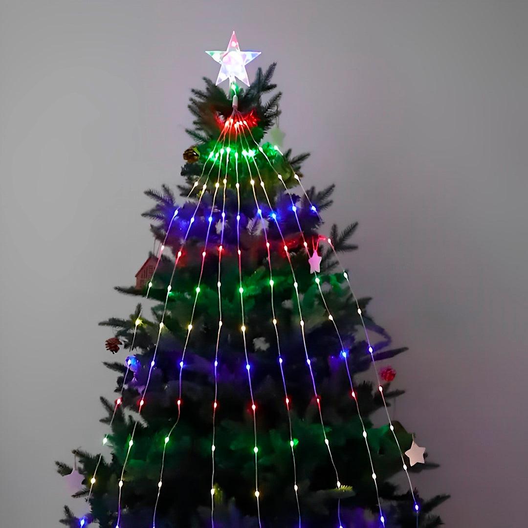 Fios de luz multicoloridos sobre um pinheiro de Natal, com a estrela acesa no topo