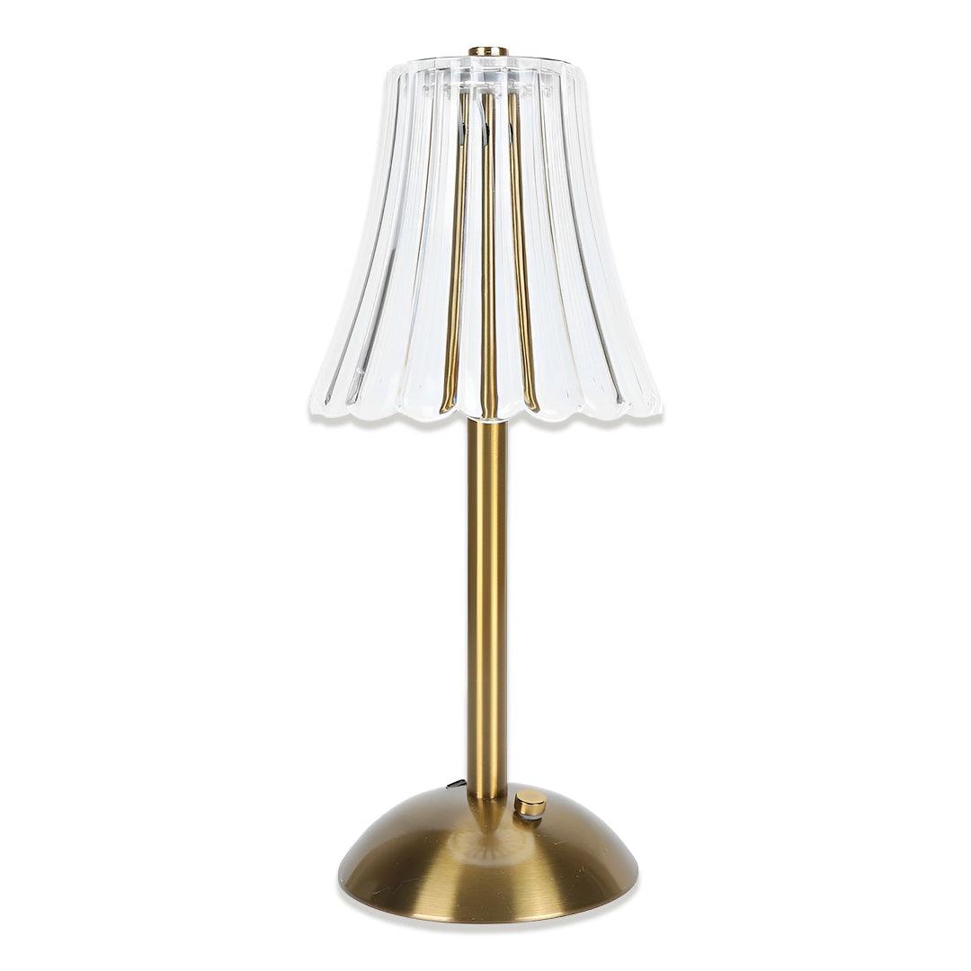 Abajur dourado portátil de frente em fundo branco, com cúpula canelada e base em domo