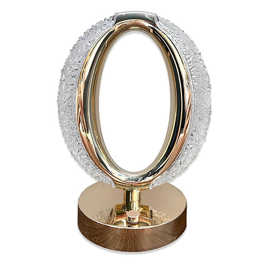 Anel oval dourado com faces de acrílico texturizado sobre base redonda, em fundo branco