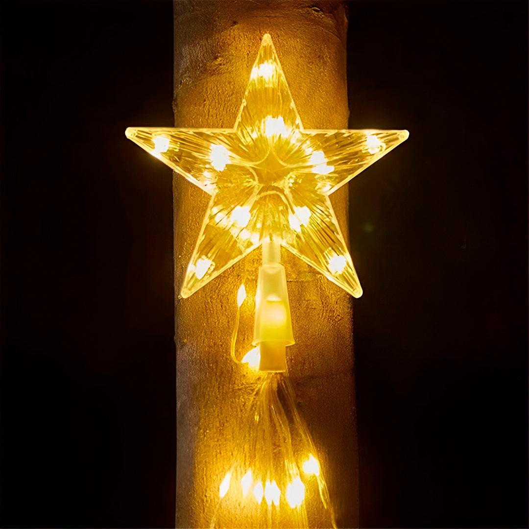 Estrela de LED de plástico transparente acesa em luz amarela, vista de perto
