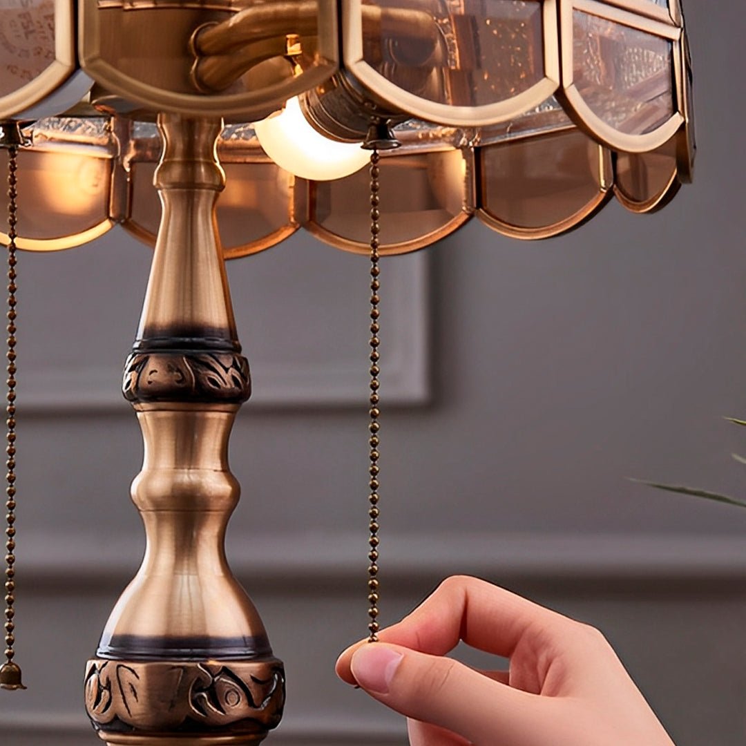 Abajur Tiffany com Cúpula Dourada e Puxadores Retrô - Disponível na ProntoPraTi