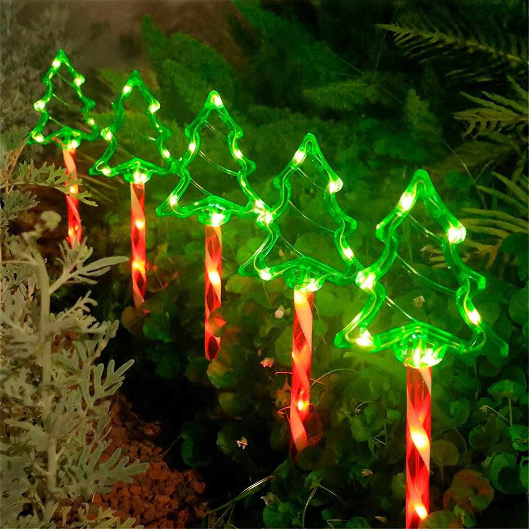 Árvore de Natal solar para jardim, cinco pinheirinhos acesos em verde entre as plantas