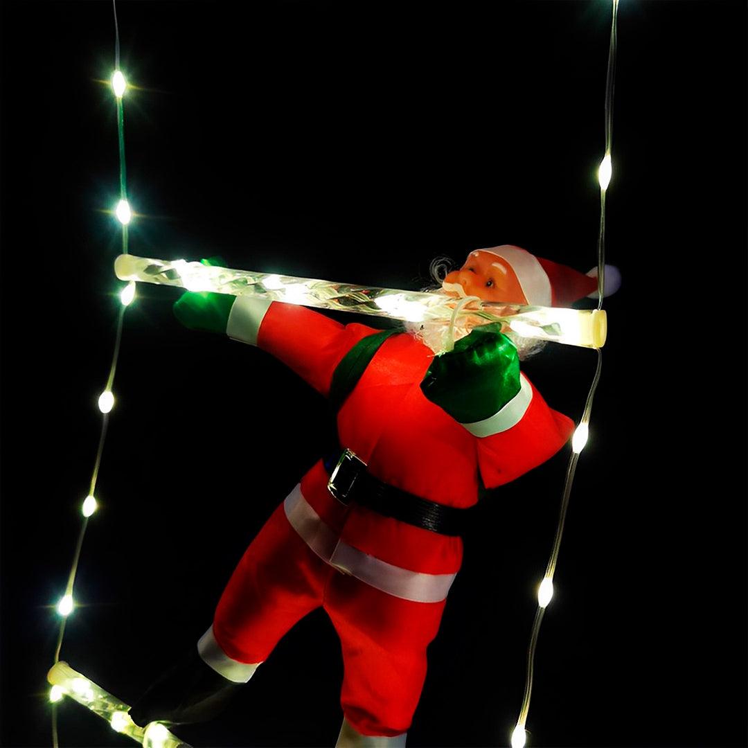 Papai Noel de pano agarrado a um degrau aceso, entre os fios de LED