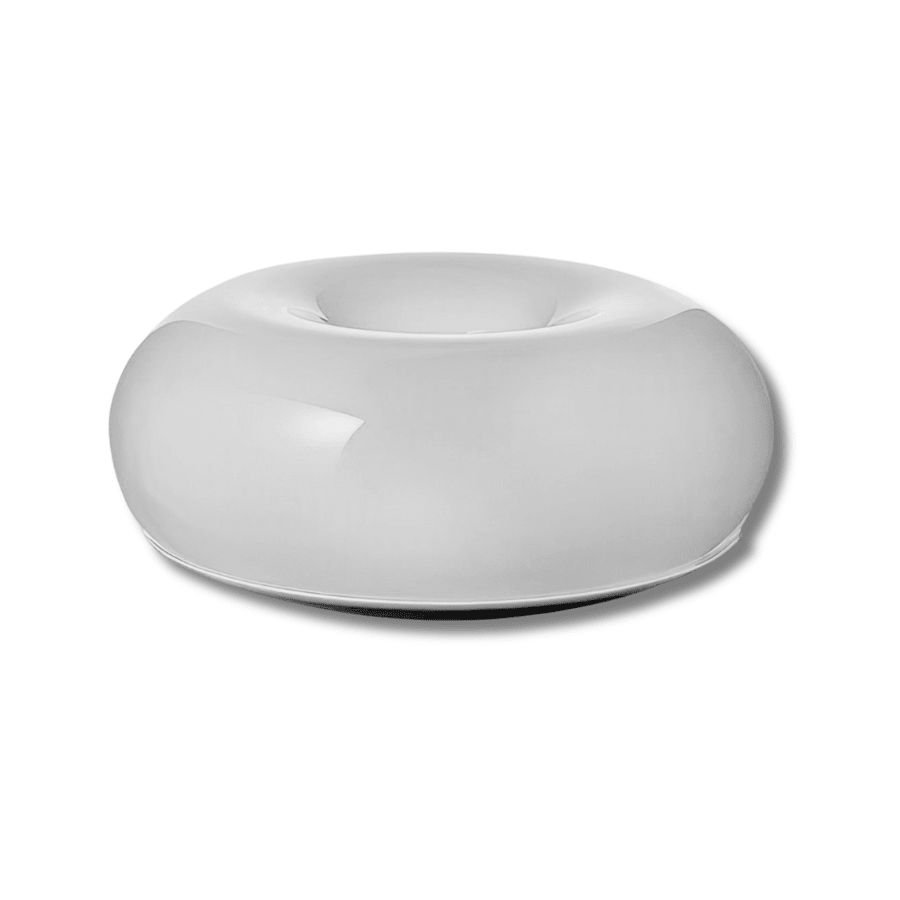 Luminária donut de vidro branco leitoso, vista de lado, sobre fundo branco