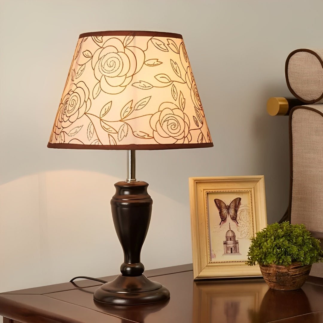 Abajur de Mesa Clássico com Cúpula Estampada - Disponível na ProntoPraTi