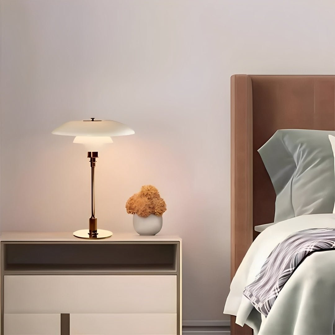 Quarto com luminária ao lado da cama