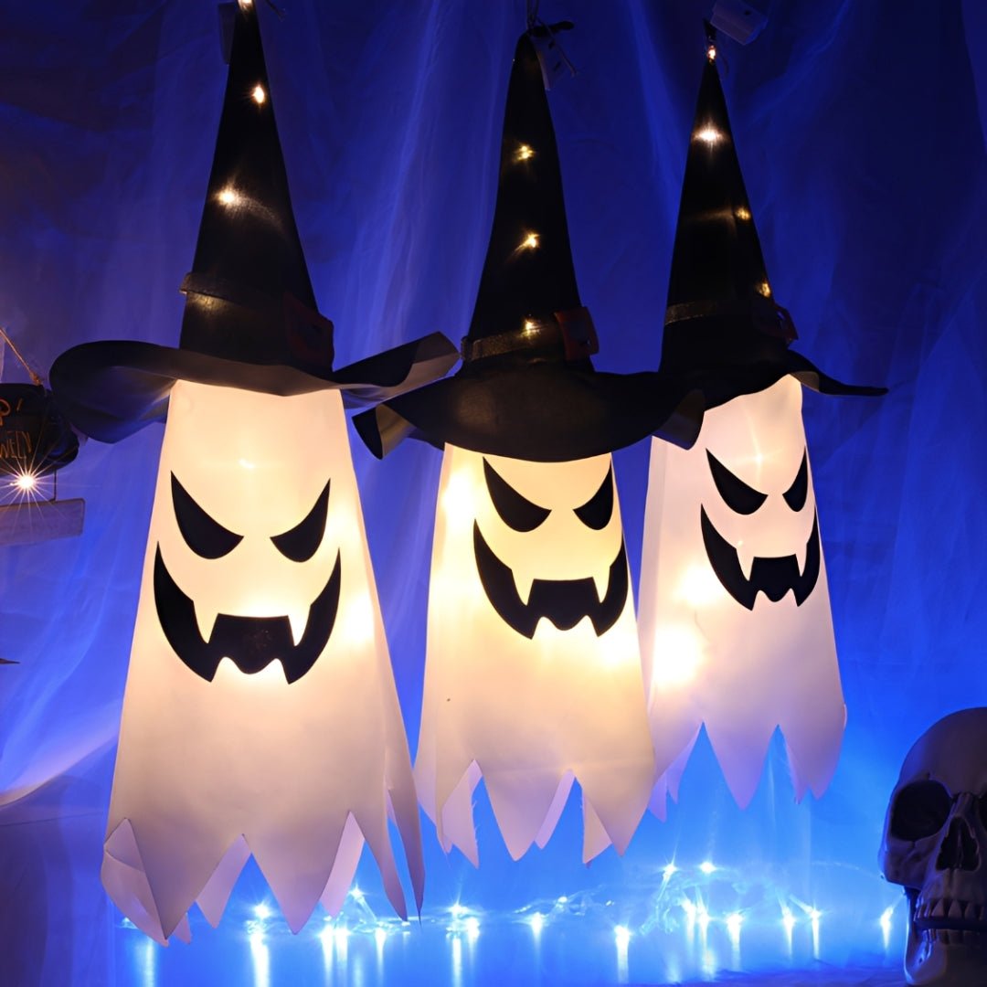 Três fantasmas acesos em branco quente, de chapéu preto com LEDs, sob luz azul