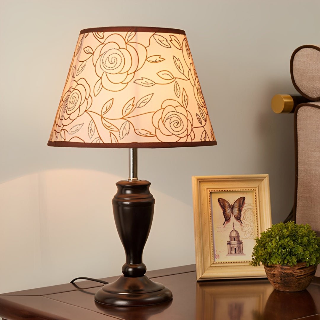 Abajur de Mesa Clássico com Cúpula Estampada - Disponível na ProntoPraTi