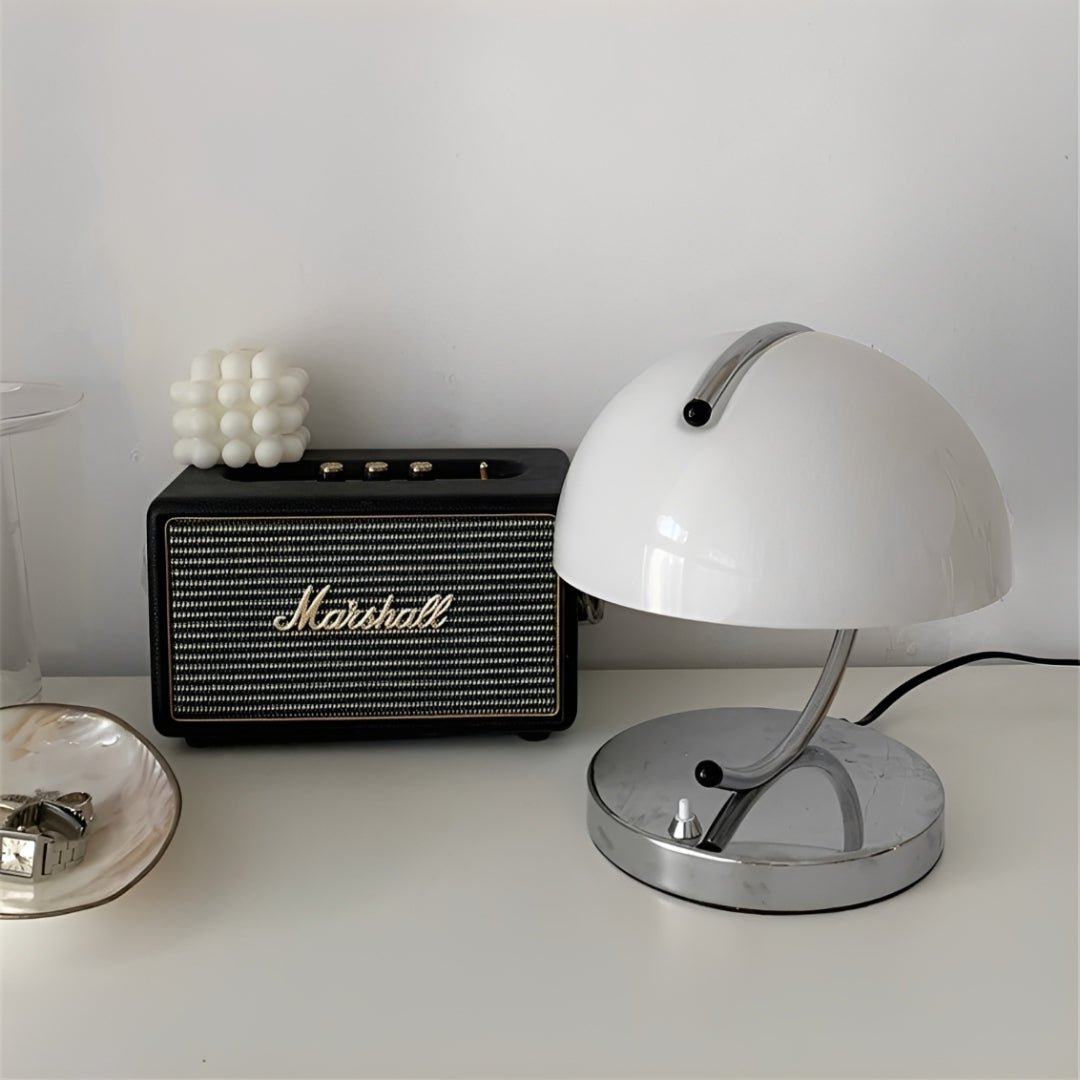 Luminária de Mesa Retro em Metal Cromado com Cúpula Meia - Lua - Disponível na Luzzart
