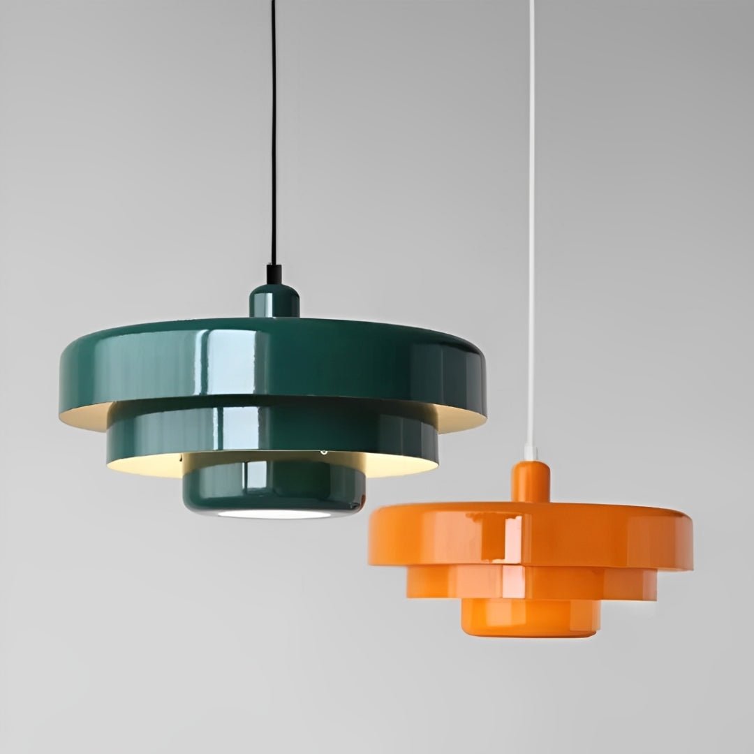 Pendentes verde-escuro e laranja de três níveis, lado a lado, com cabos de cores diferentes