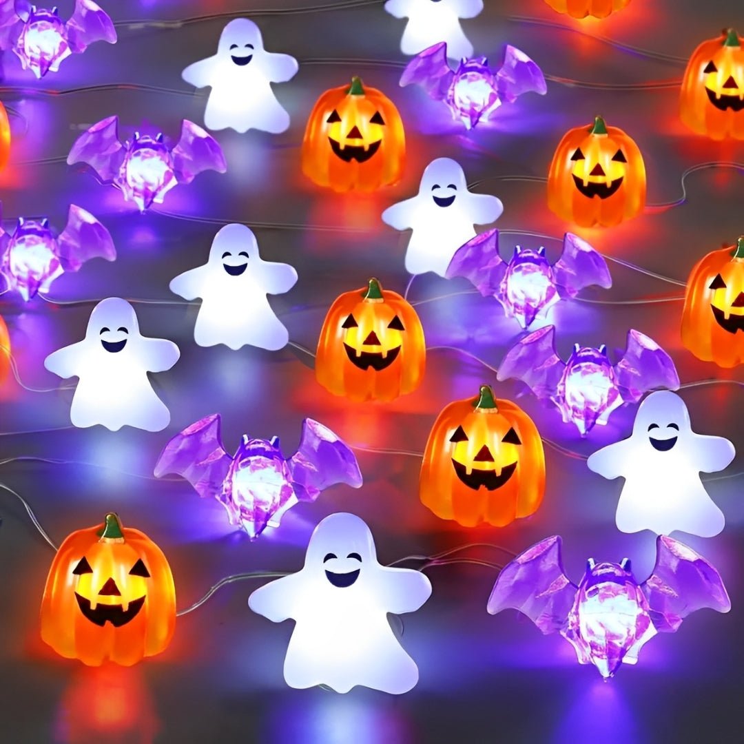 Luzes de Halloween acesas com fantasmas brancos, abóboras laranja e morcegos roxos no mesmo cordão