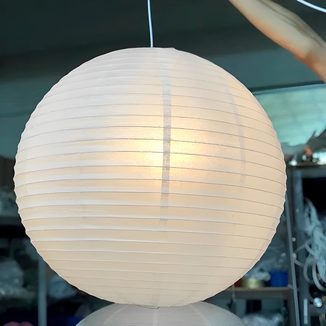 Esfera grande de papel de arroz acesa, com as nervuras horizontais bem visíveis
