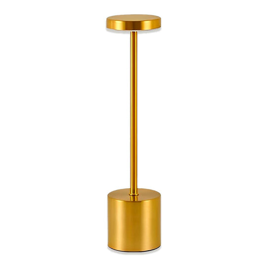 Luminária de mesa dourada em fundo branco, com disco plano, haste fina e base cilíndrica