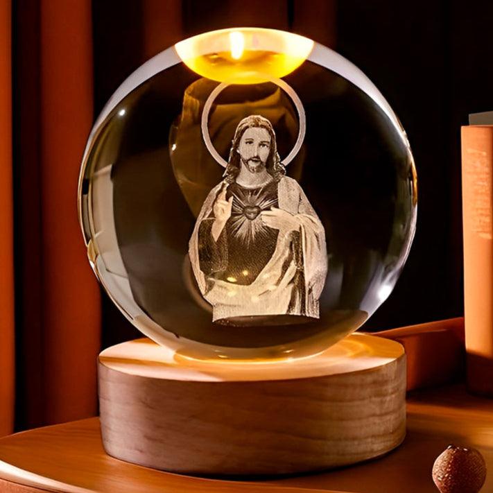 Esfera com Jesus acesa em âmbar sobre base de madeira, com fundo vermelho