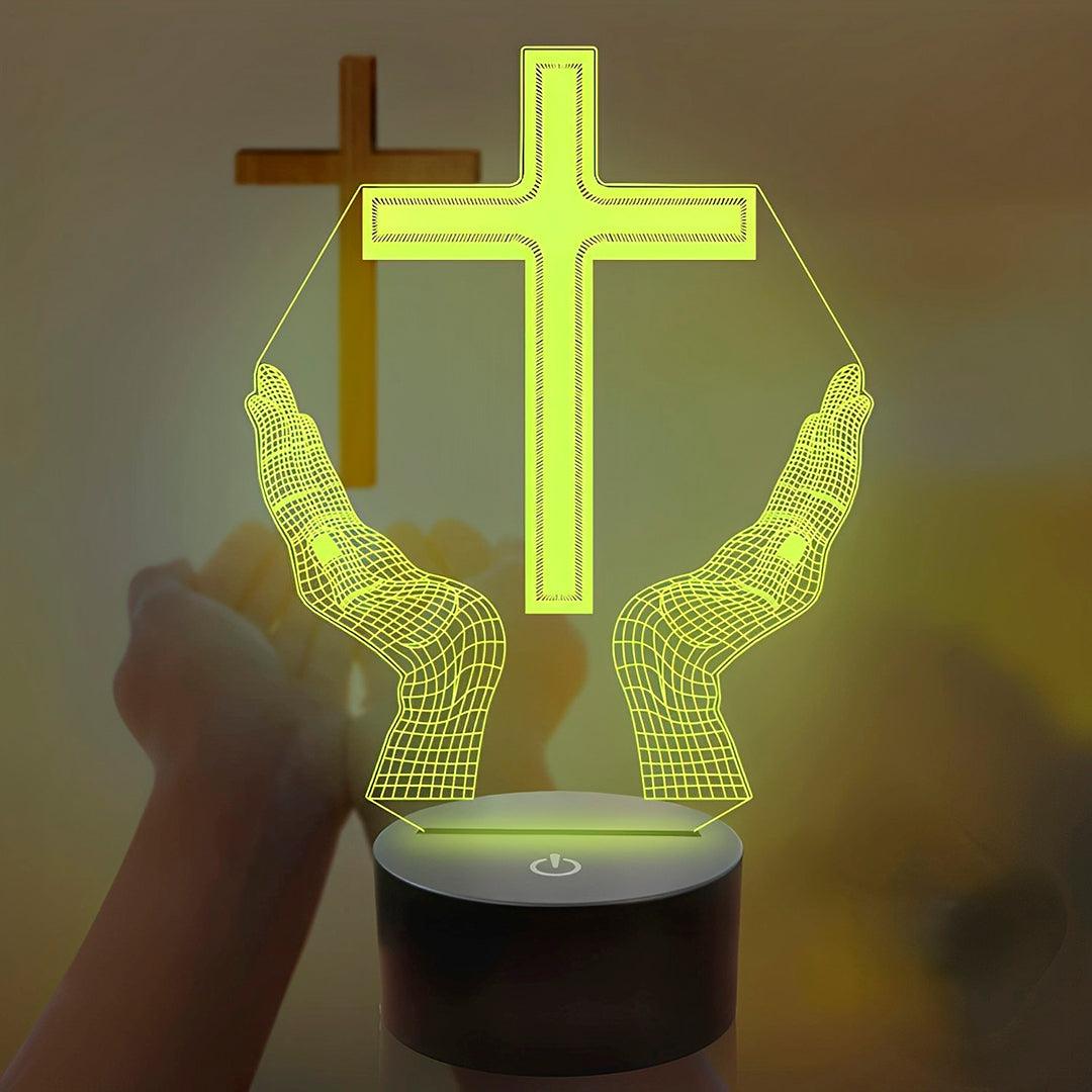 Cruz acesa em amarelo entre mãos abertas, diante de uma cruz de madeira desfocada