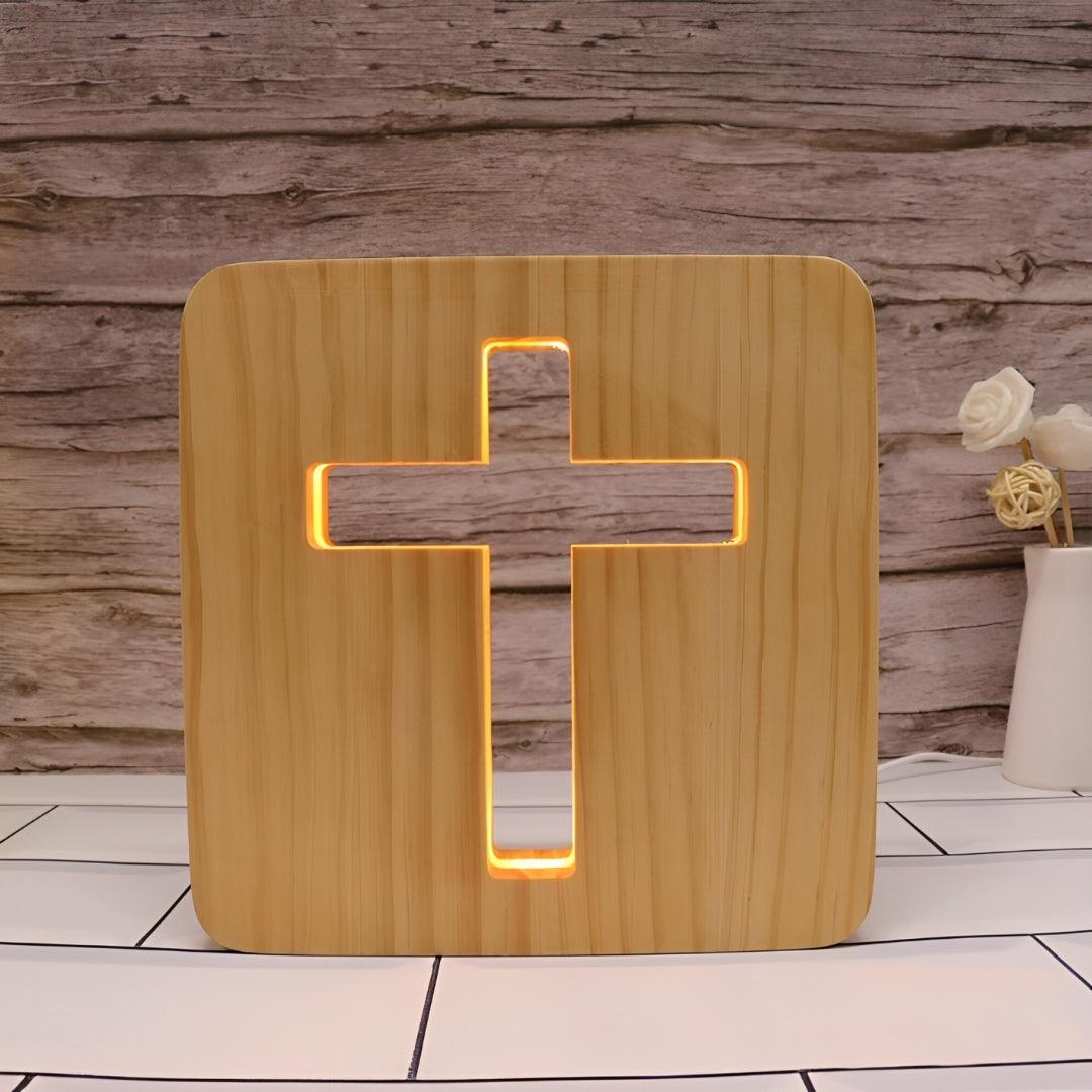Placa acesa diante de parede de tábuas, com um vaso branco de flores ao lado