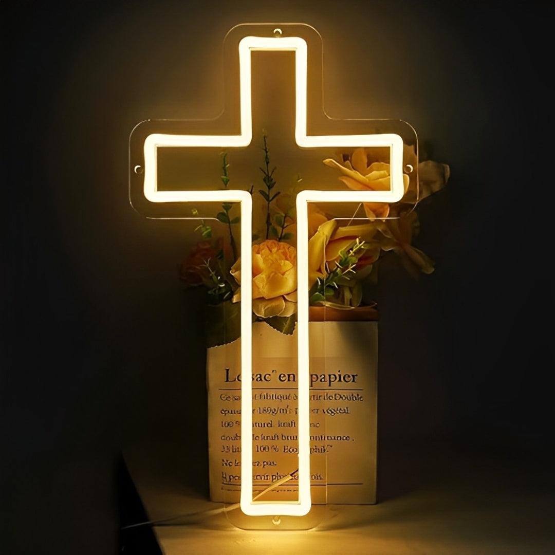 Cruz de neon acesa sobre acrílico com furos para pendurar, vista de perto