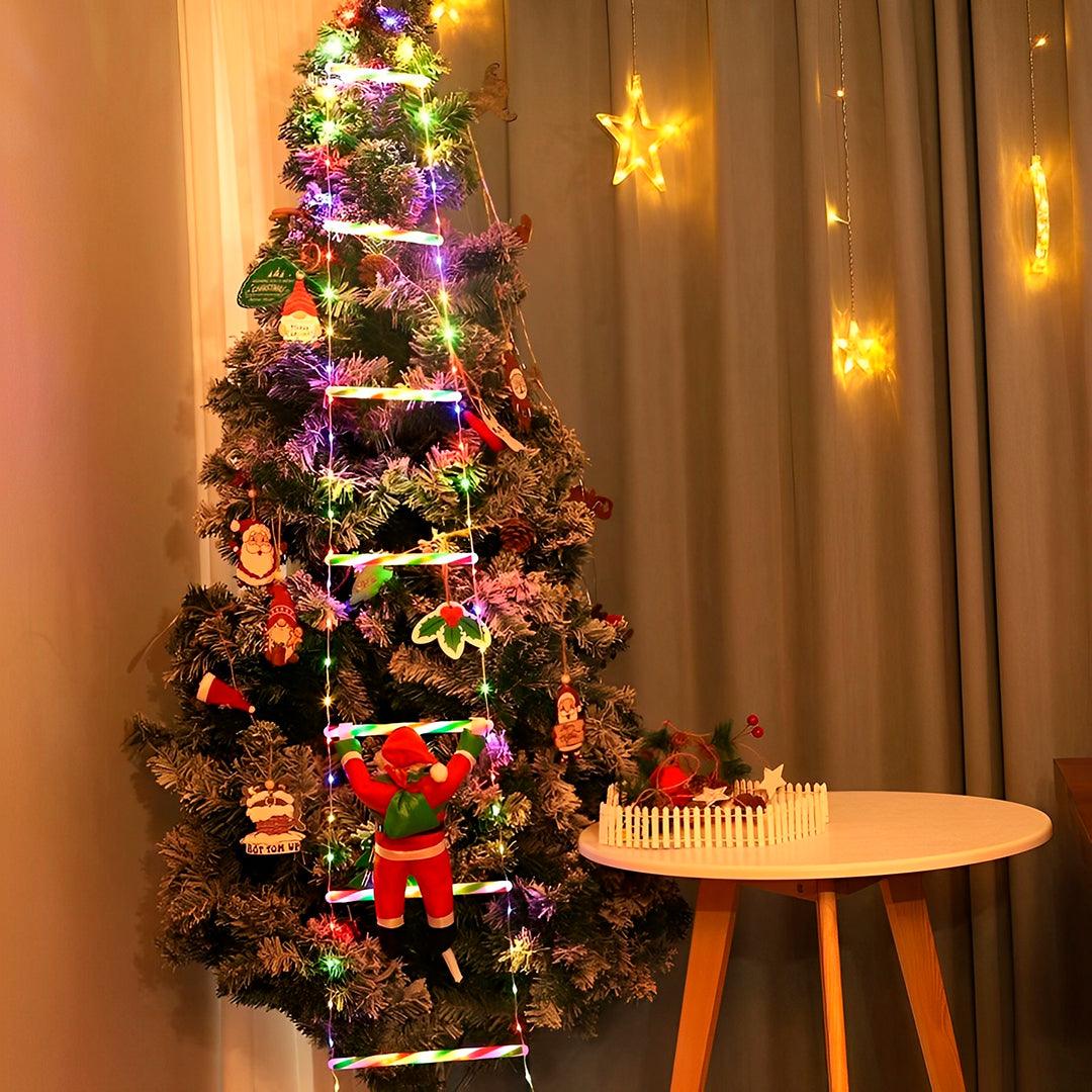 Escada multicolorida subindo uma árvore de Natal numa sala, com o Papai Noel nos degraus