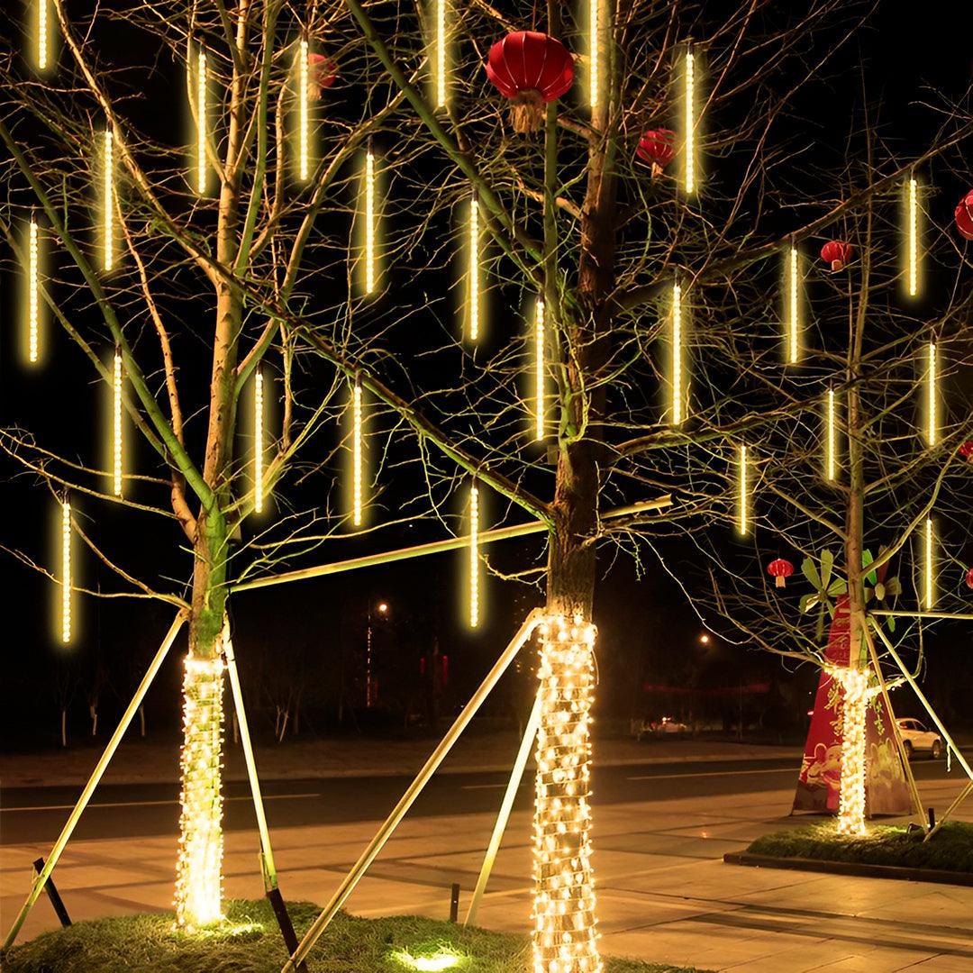 Pisca-pisca chuva de meteoros dourado, tubos de LED em amarelo quente pendurados em árvores