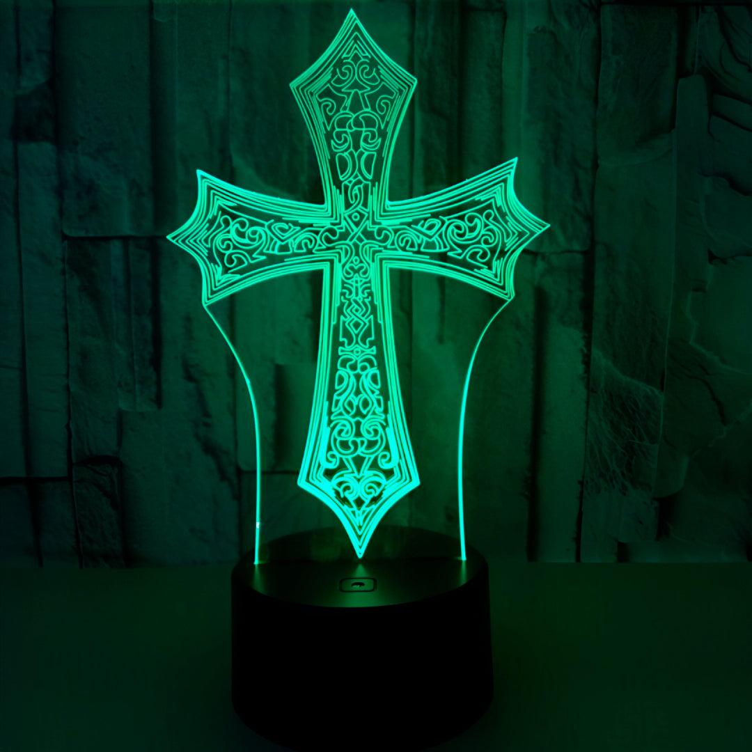 Cruz ornamentada acesa em verde sobre uma mesa, diante de parede escura de pedra