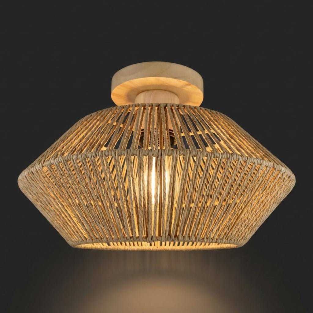 Cúpula de corda acesa sobre fundo escuro, com a luz amarela passando entre as voltas