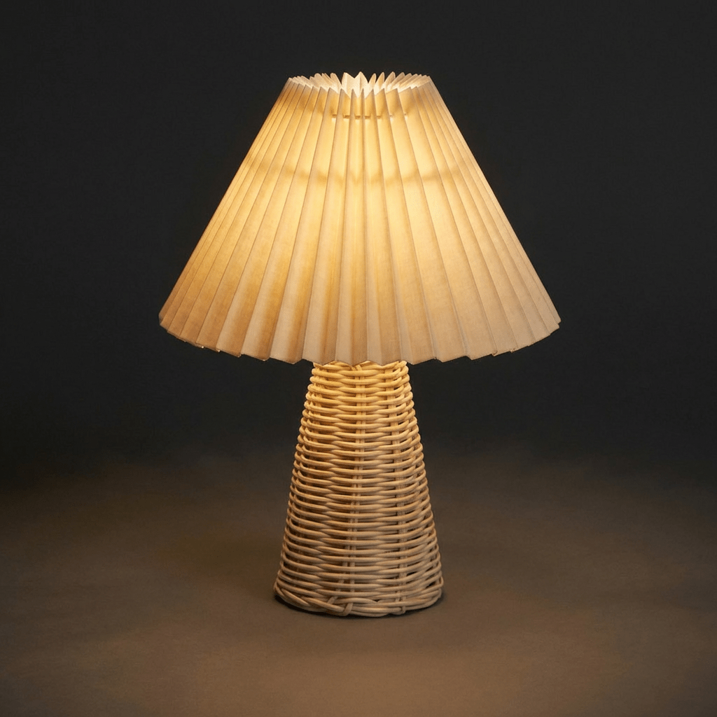 Luminária de Mesa de Palha Bambu com Cúpula Plissada em Tecido Creme - Disponível na Luzzart