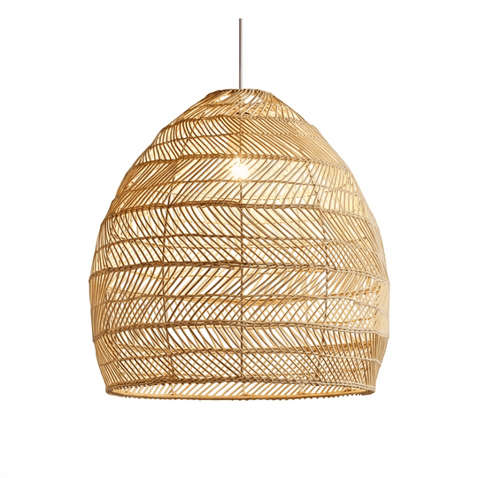 Pendente de rattan de cúpula alta com trama em espinha de peixe, em fundo branco