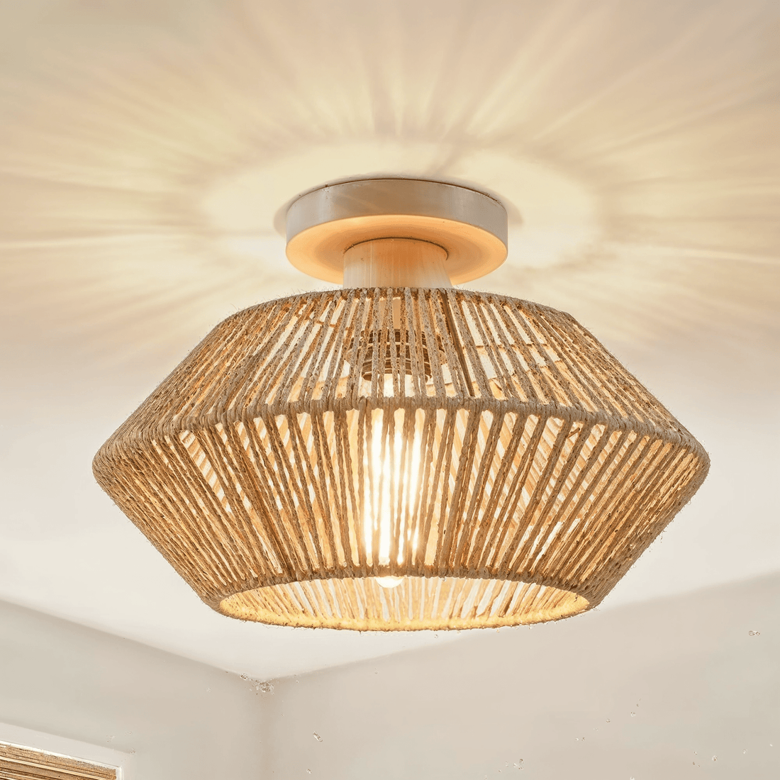 Luminária de corda acesa no teto, com raios de luz desenhados em volta da base