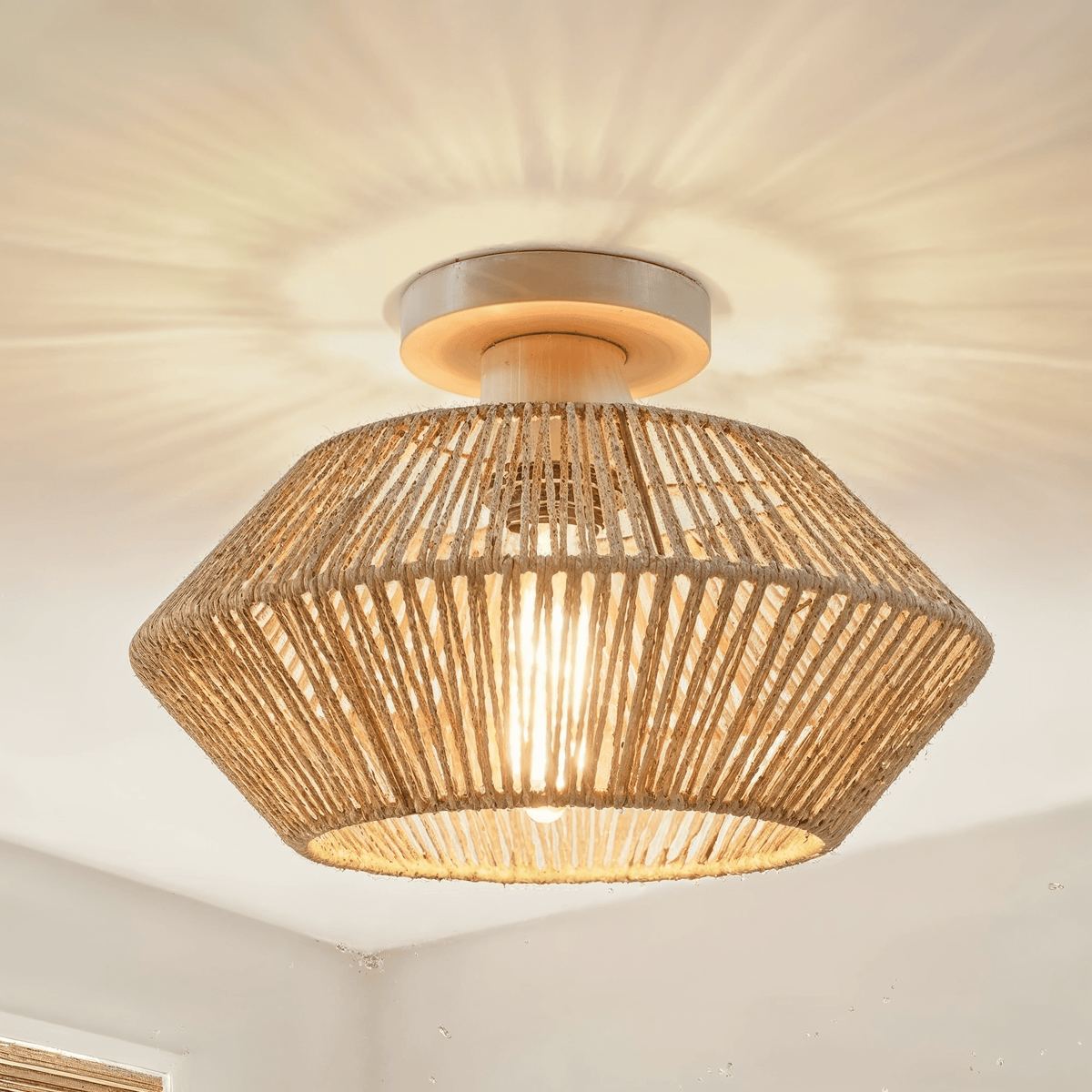 Luminária de Teto de Palha Bambu Geométrica com Base em Madeira - Disponível na Luzzart